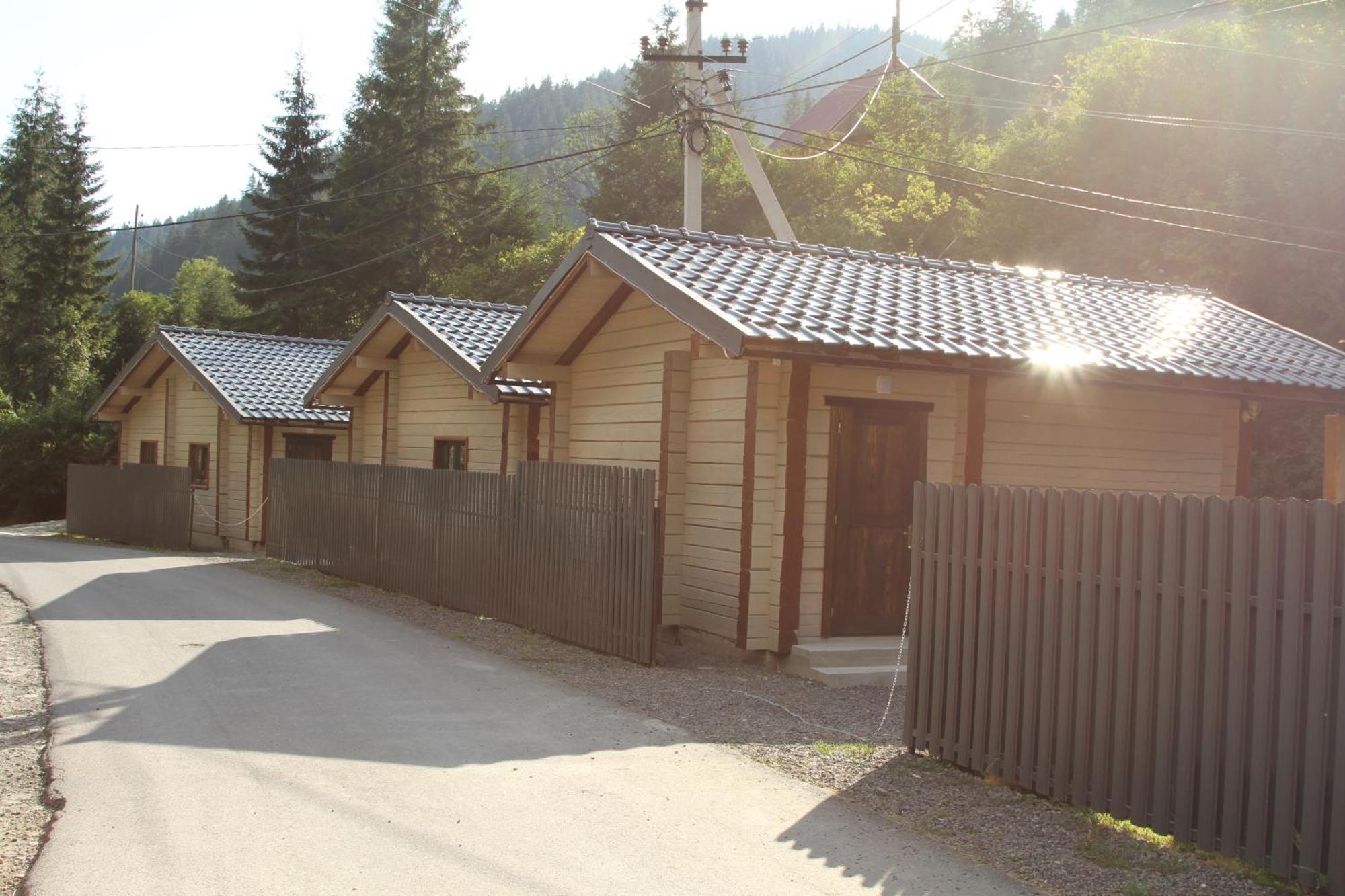 Hotel Berloga-Sinevir Synevyrsʼka Polyana Exterior foto
